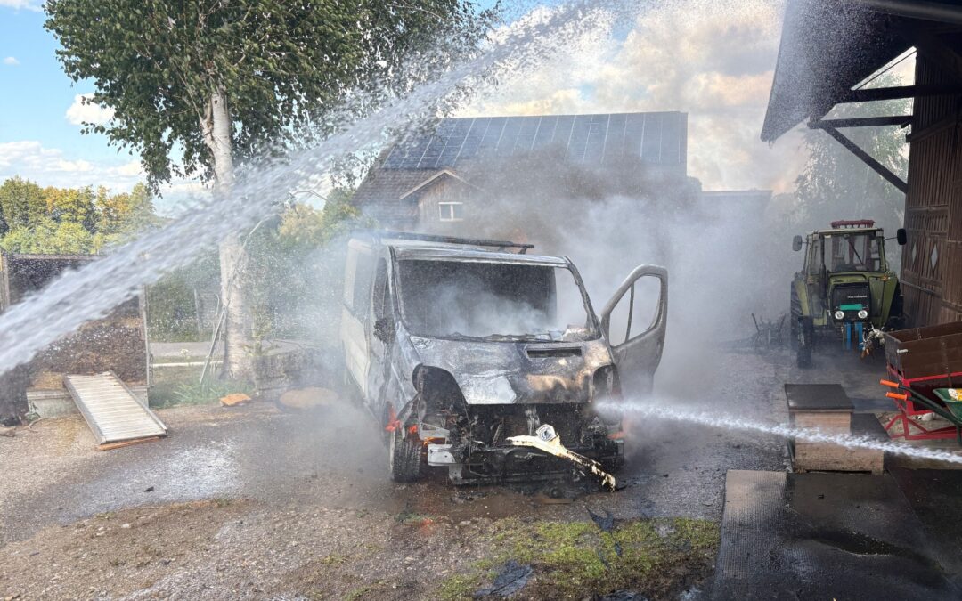 Brand-Mittel – Auto brennt beim Stall